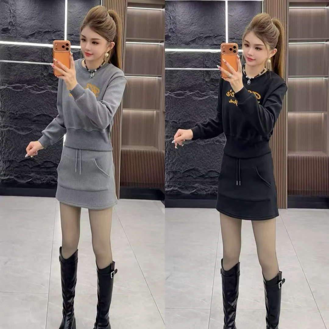 冬季6055 加绒时尚洋气修身装饰字母上衣 加 设计感短裙 两件套