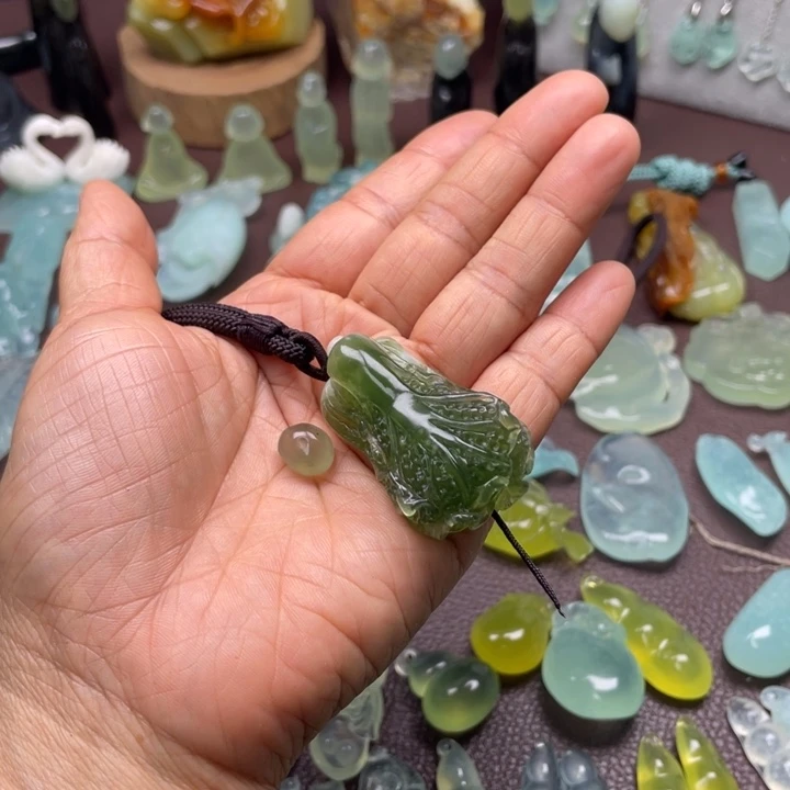 蛇纹石玉未镶嵌颈饰