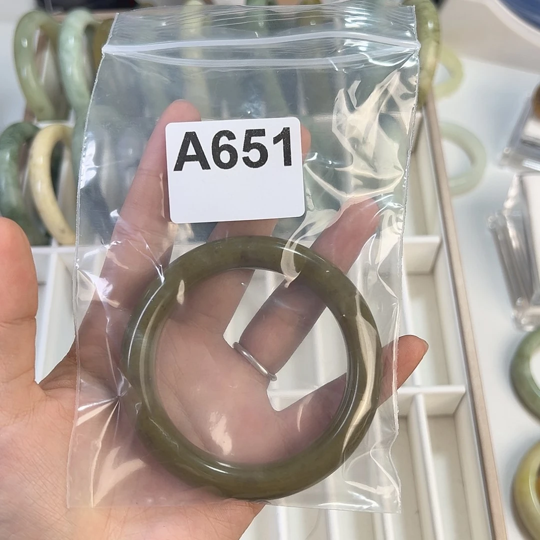 蛇纹石玉手镯未镶嵌六****?