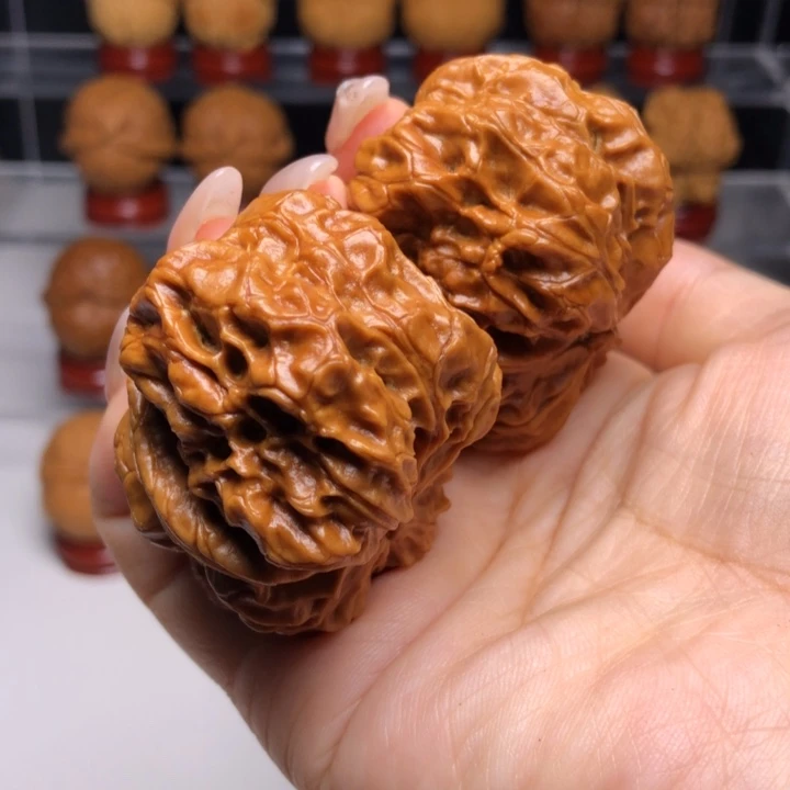 文玩核桃吊坠看**波1磐石鬼脸