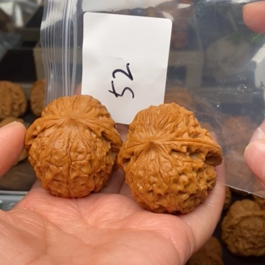 桃核吊坠阿****?52大团圆狮子