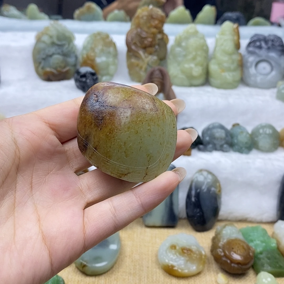 **** 和田玉未镶嵌颈饰