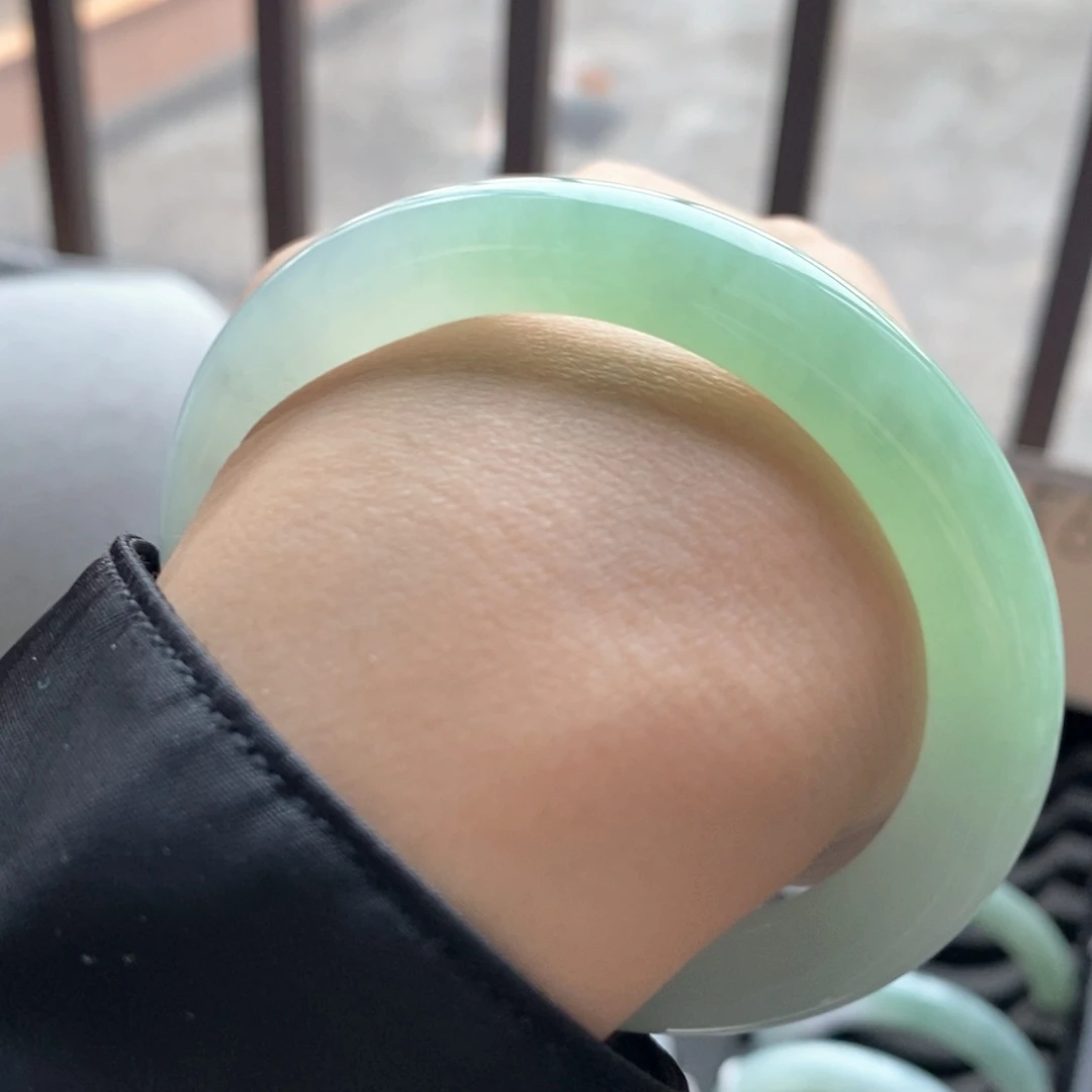 翡翠未镶嵌手镯果绿56.7