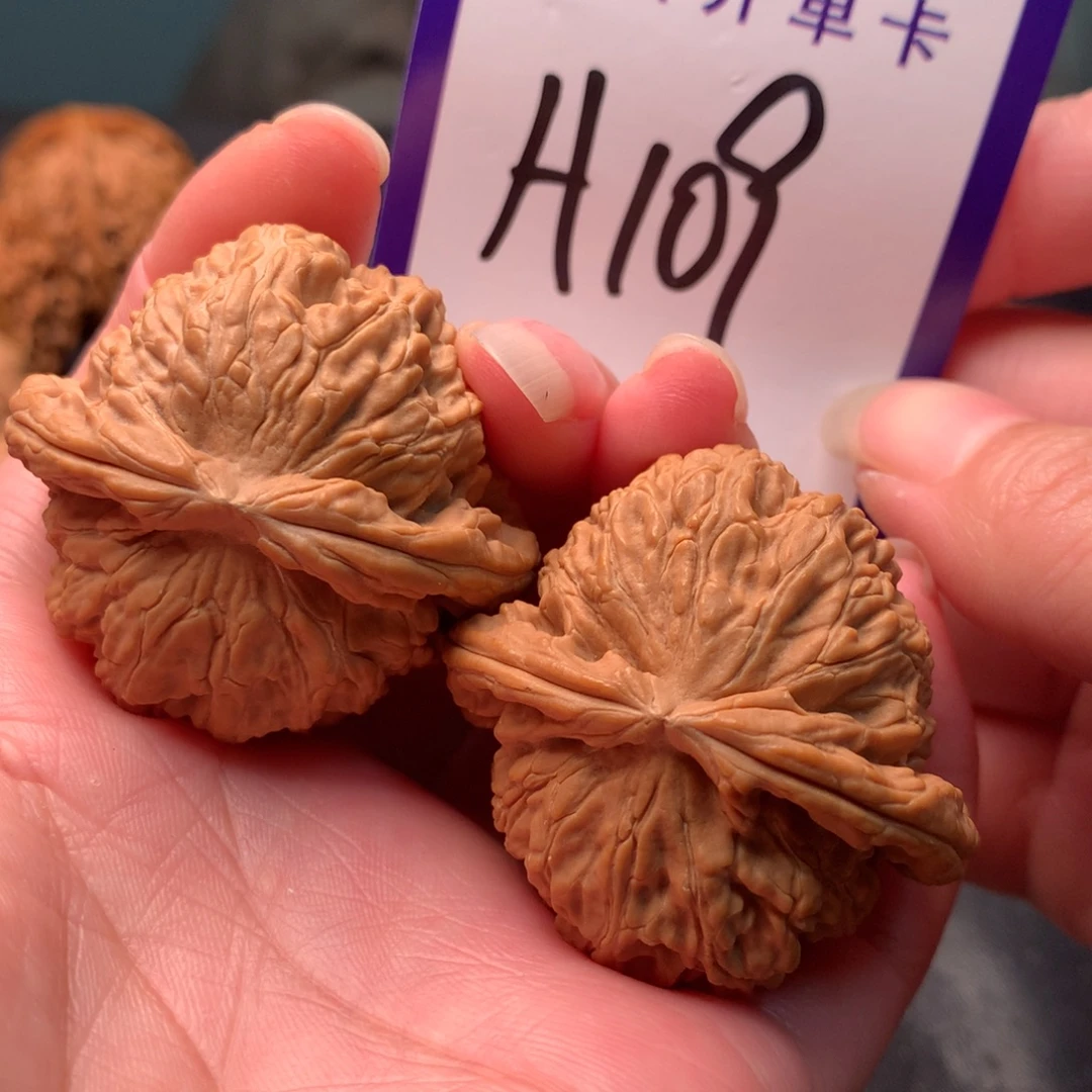 文玩核桃吊坠白狮子