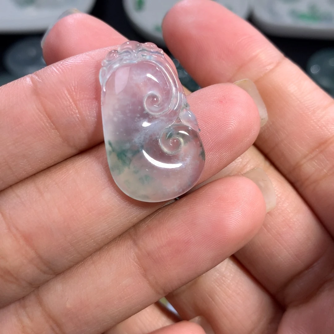 翡翠裸石未镶嵌如意