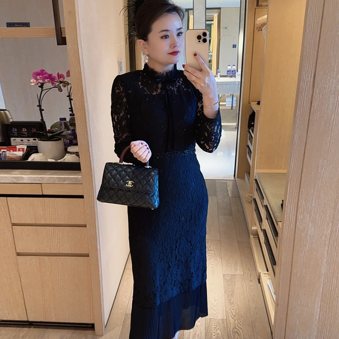 唯伊公馆春季新款女原创设计优雅蕾丝拼压褶时髦圆领连衣裙98570