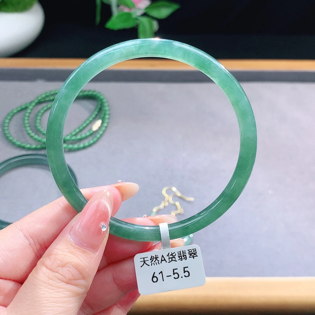 未镶嵌手镯（圆镯）翡翠