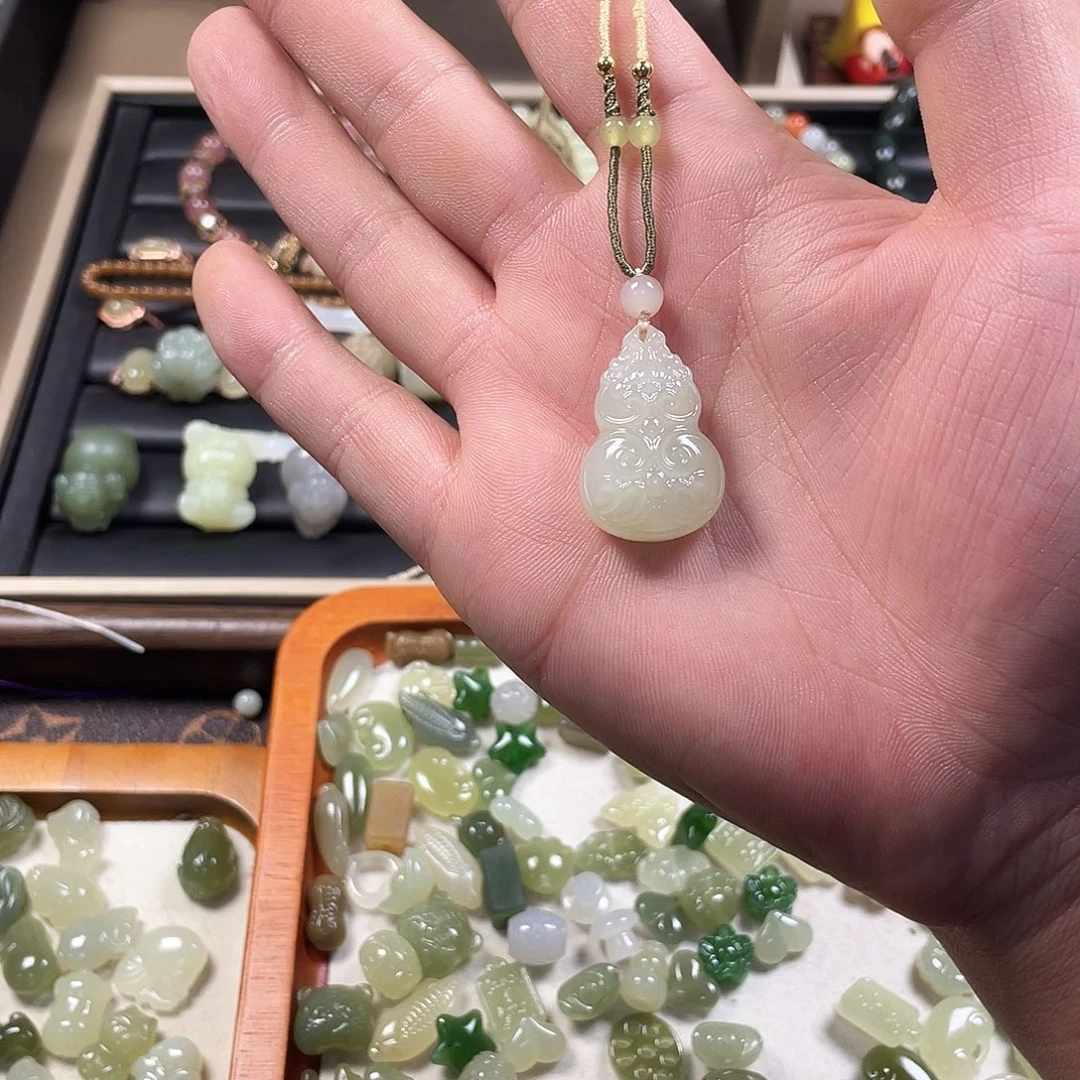 霓***霄和田玉未镶嵌颈饰