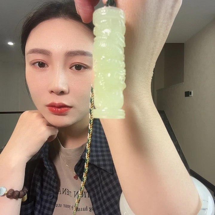 红***红蛇纹石玉未镶嵌颈饰