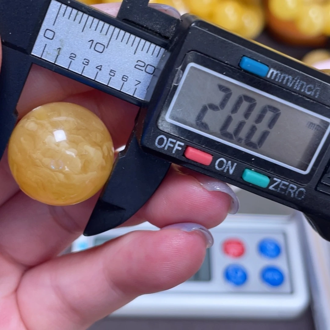 未镶嵌琥珀裸石微瑕188
