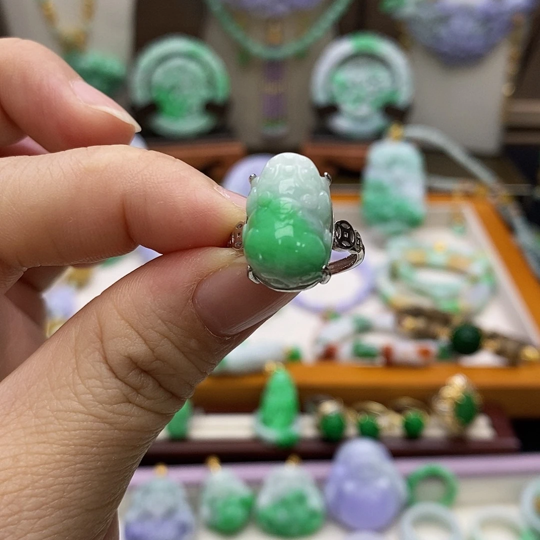 翡翠未镶嵌颈饰戒指