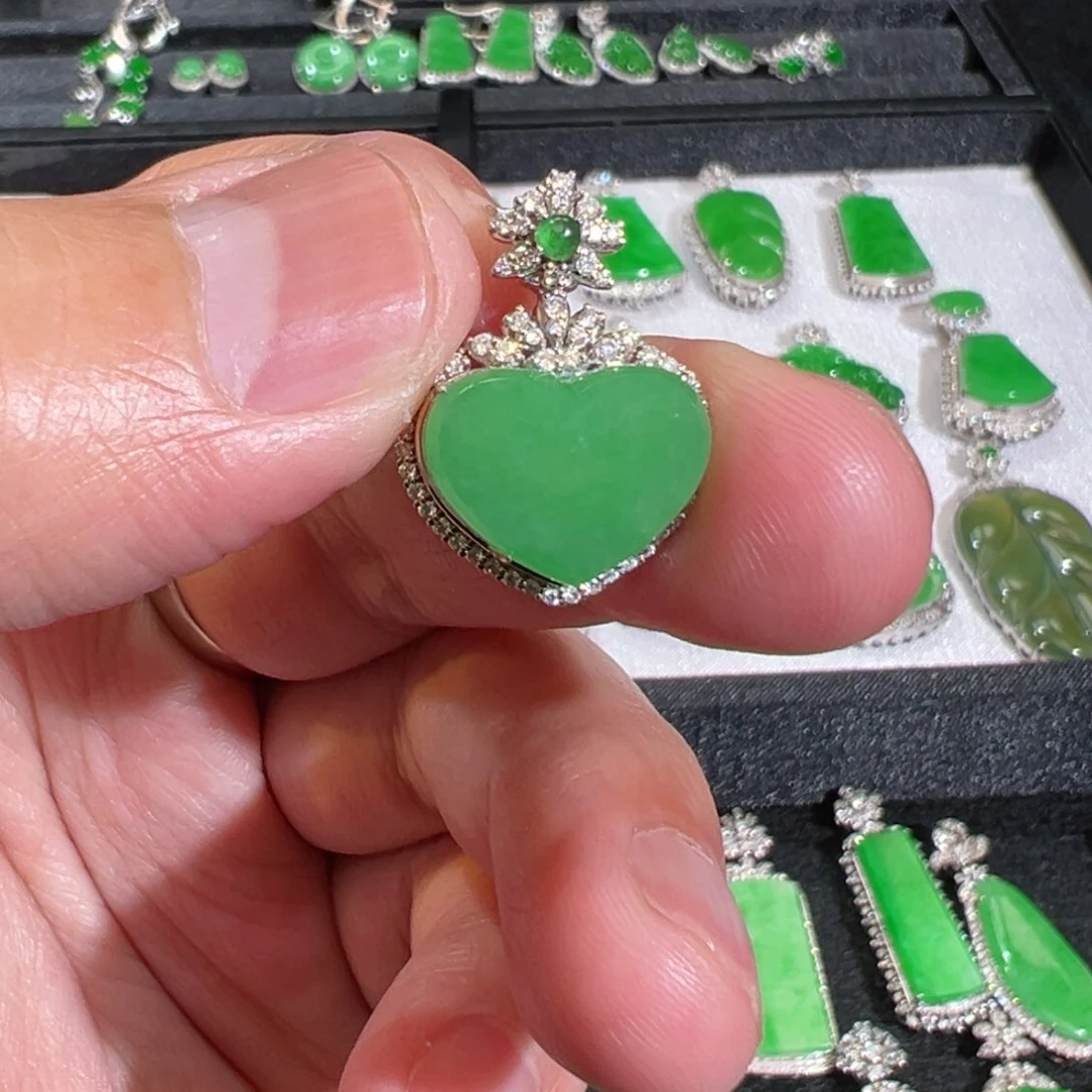 【闪购商品】翡翠吊坠(不含链)18K金镶嵌