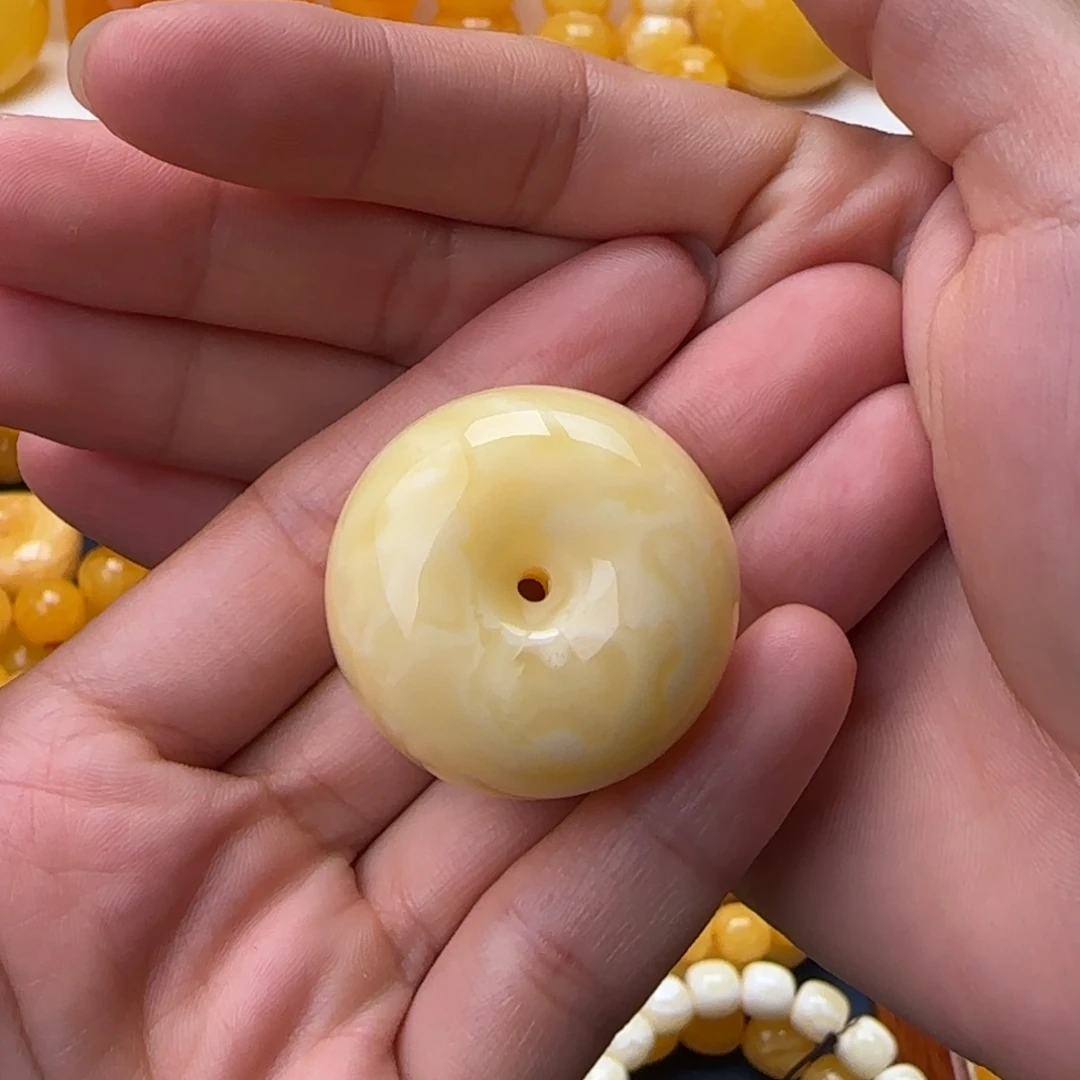 琥珀未镶嵌颈饰平安扣