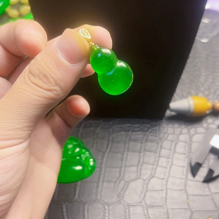 颈饰18K金镶嵌翡翠