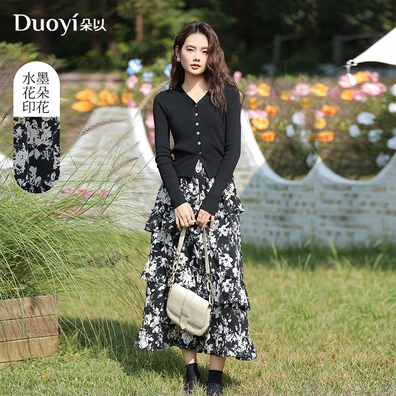 朵以2025春季新款V领修身毛织开衫水墨印花荷叶边开叉半身裙套装