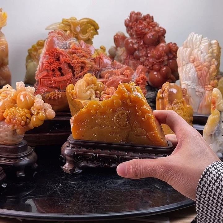 田黄石螭䗂戏珠摆件