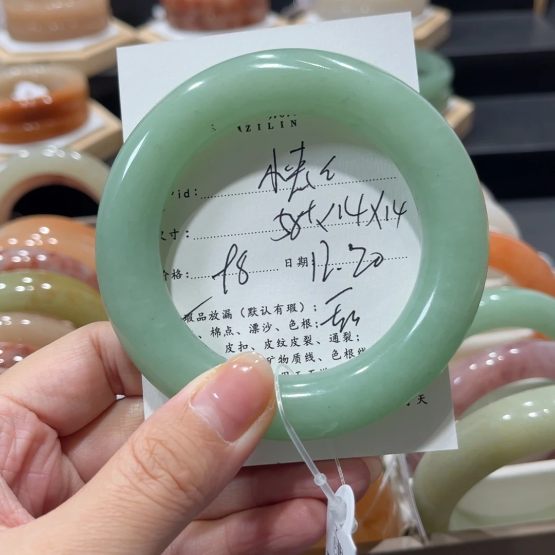 未镶嵌手镯石英质玉小***?