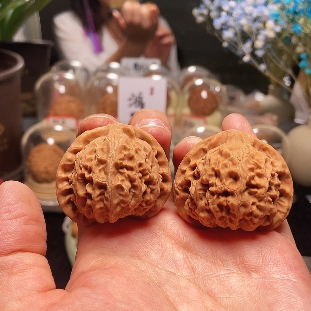 瑕疵核桃浮黄一对宫灯