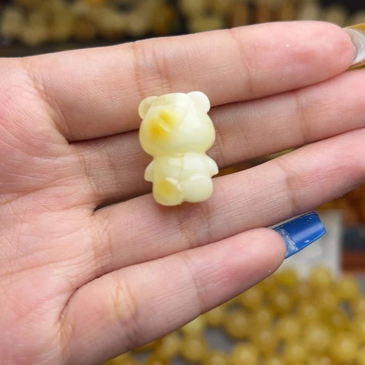 蜜蜡未镶嵌珠宝奇石177-天然蜜蜡满蜡白俏色小熊吊坠微瑕