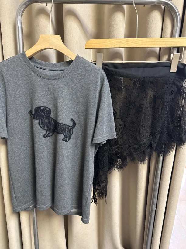 高端欧货女装圆领短袖刺绣小狗百搭T恤（送黑色褶皱半身裙）