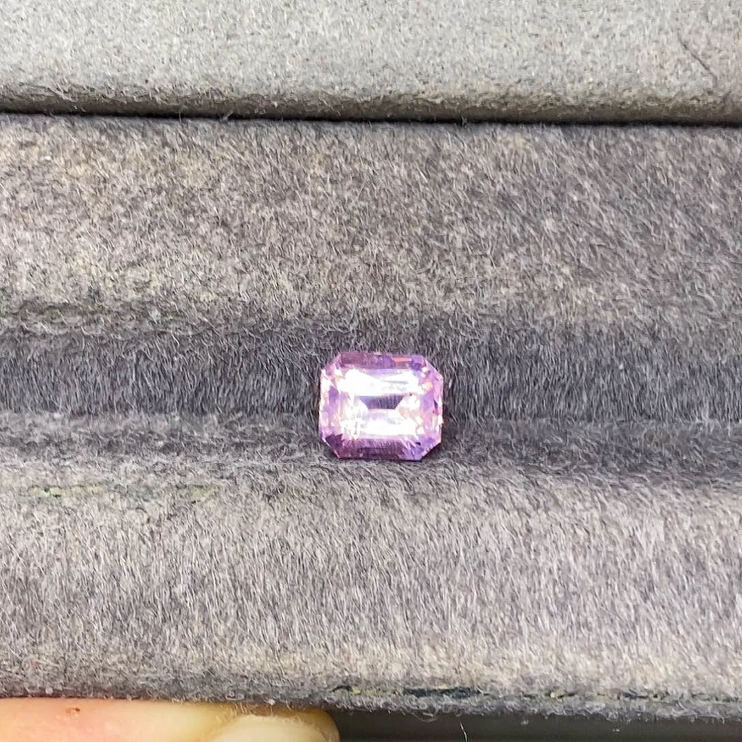 蓝宝石裸石1.58克拉天然玻璃体满火彩梦幻紫蓝宝石