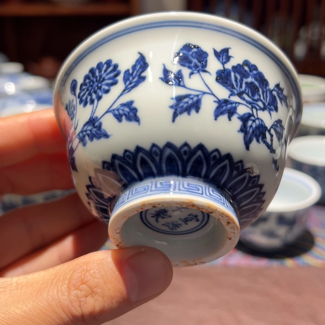 杯青花微瑕四面花卉压手杯口径约9.2厘米