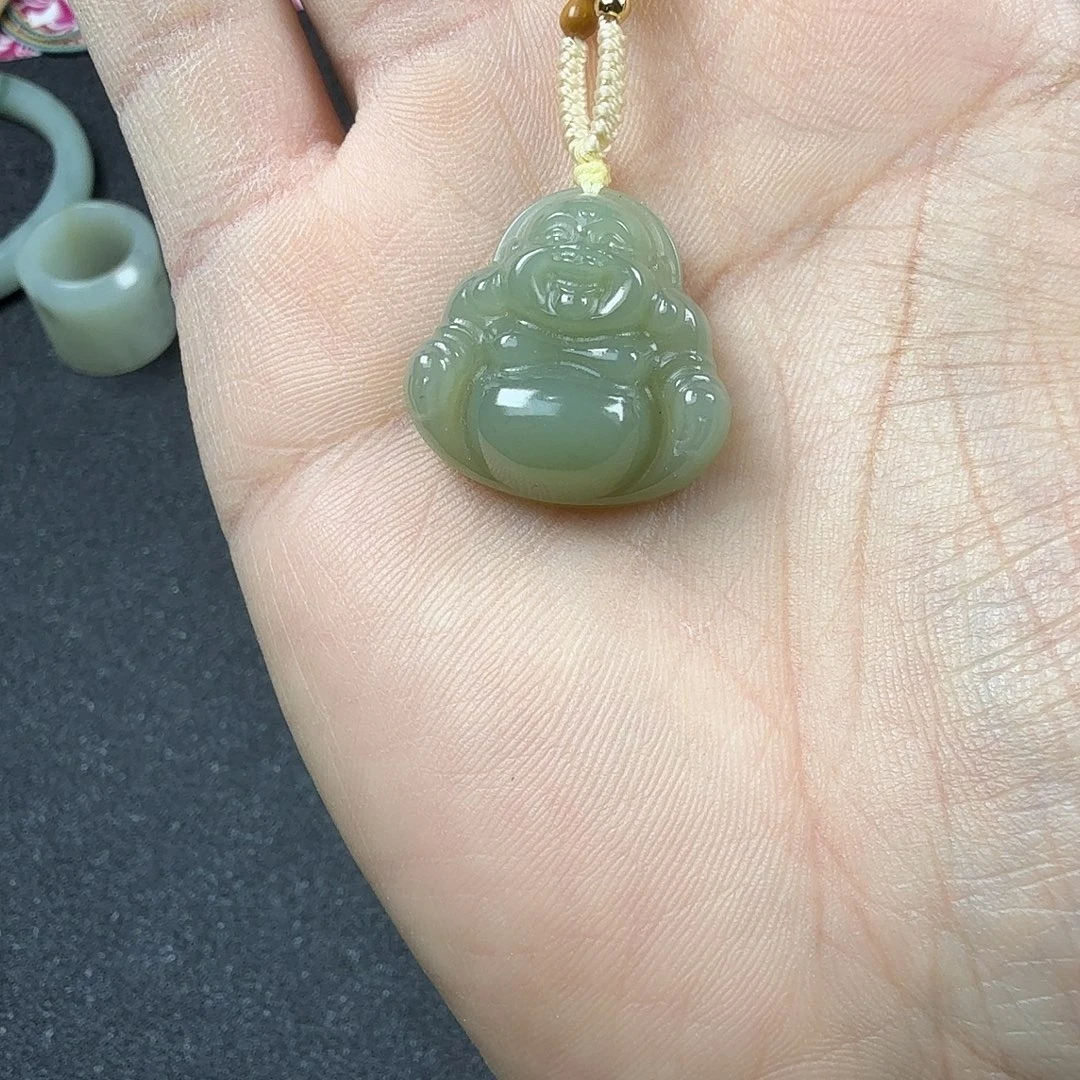 和田玉未镶嵌颈饰佛公