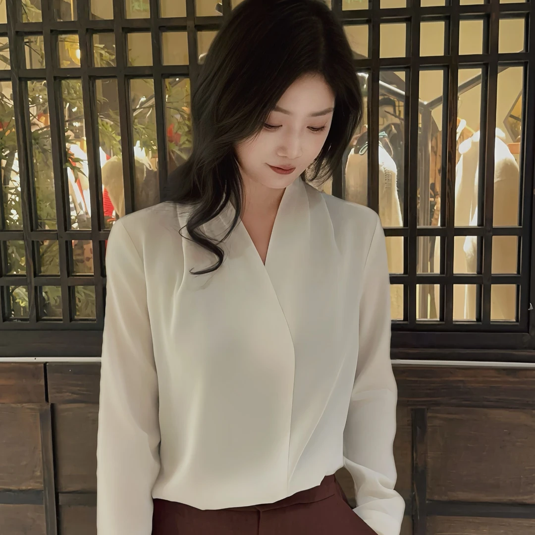 超密弹力缎面珍珠白V领鸡心领珍珠白优雅贵气四季款衬衣老钱风