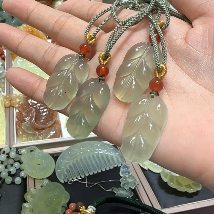 未镶嵌蛇纹石玉吊坠