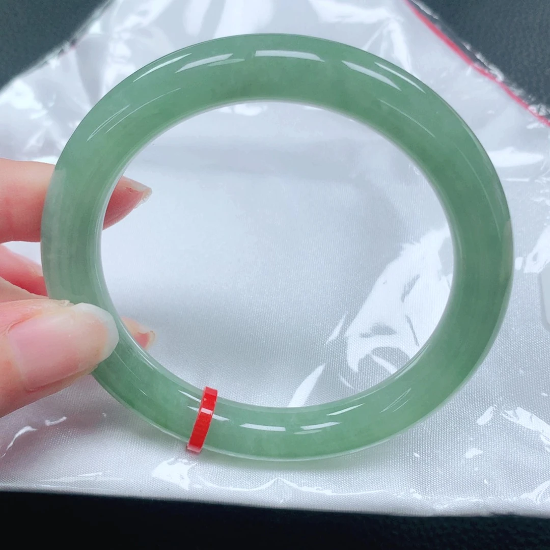 翡翠手镯未镶嵌56圈