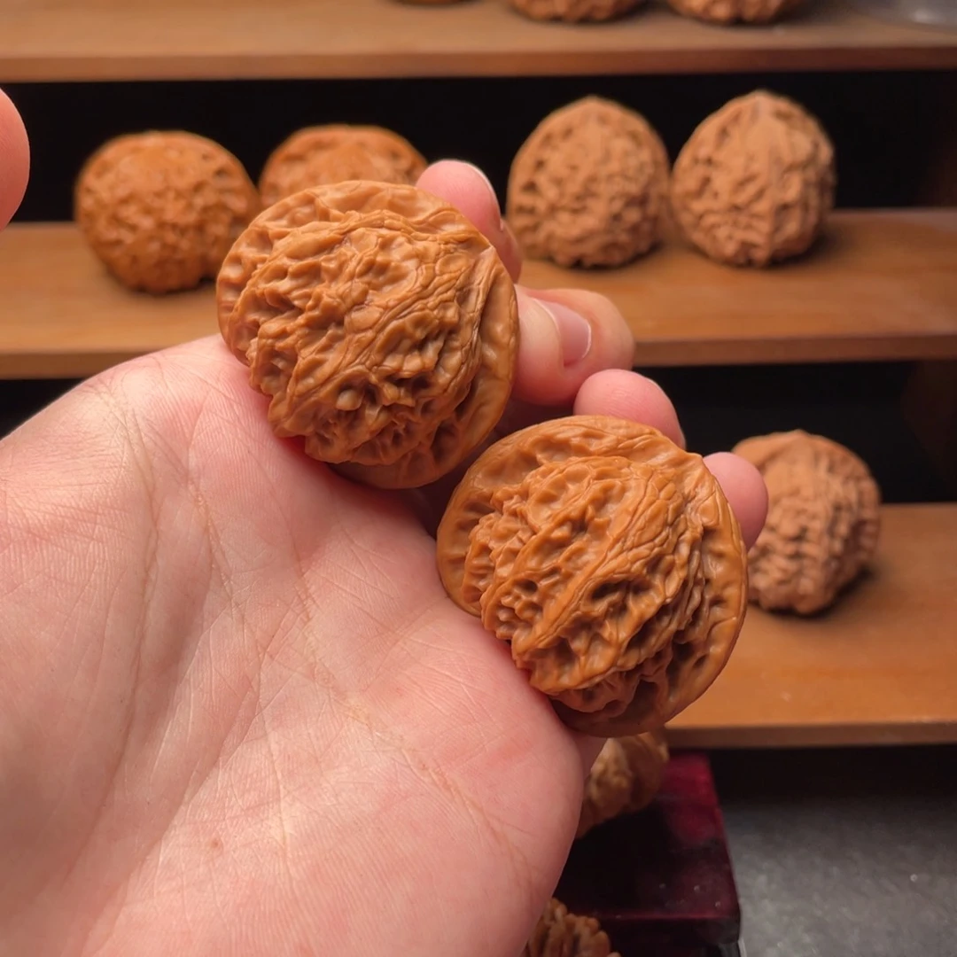 文玩核桃把件42原装水晶红皮桃心宫灯