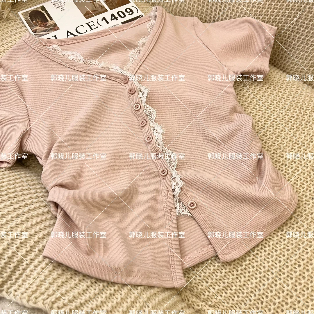 韩系拼接蕾丝V领女T恤2025夏季新款高级感正肩单排扣上衣99699