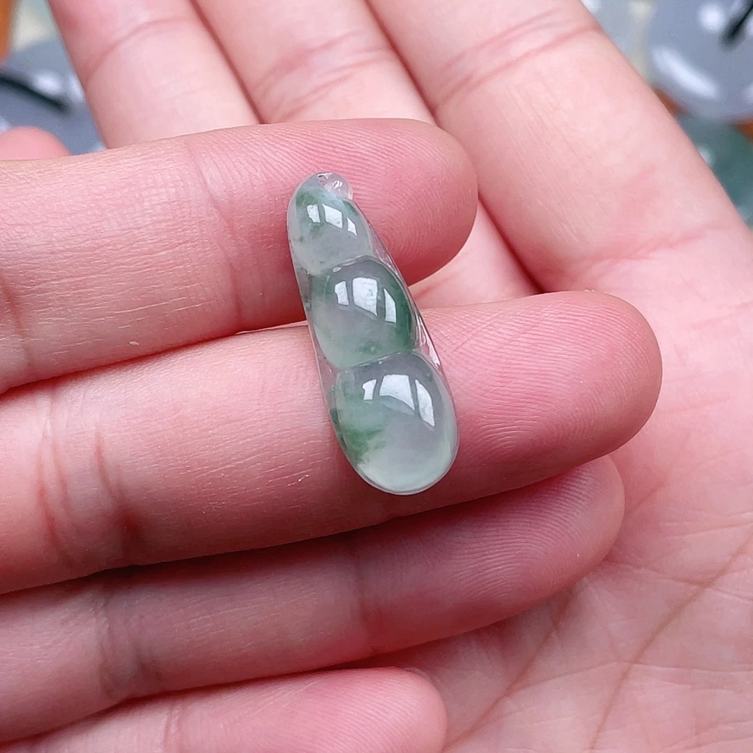 翡翠未镶嵌颈饰豆子