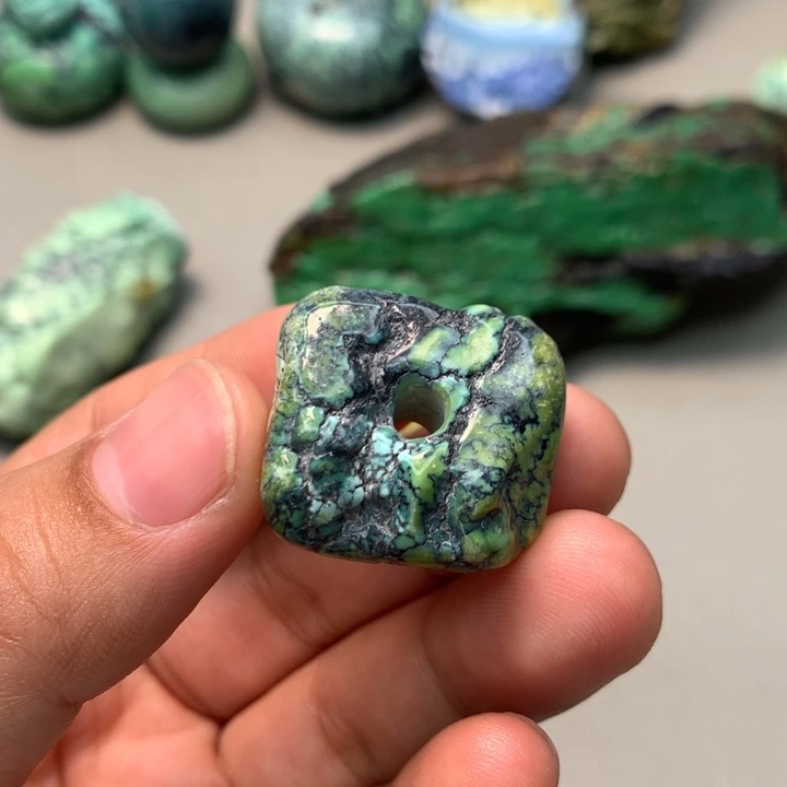 绿松石未镶嵌颈饰