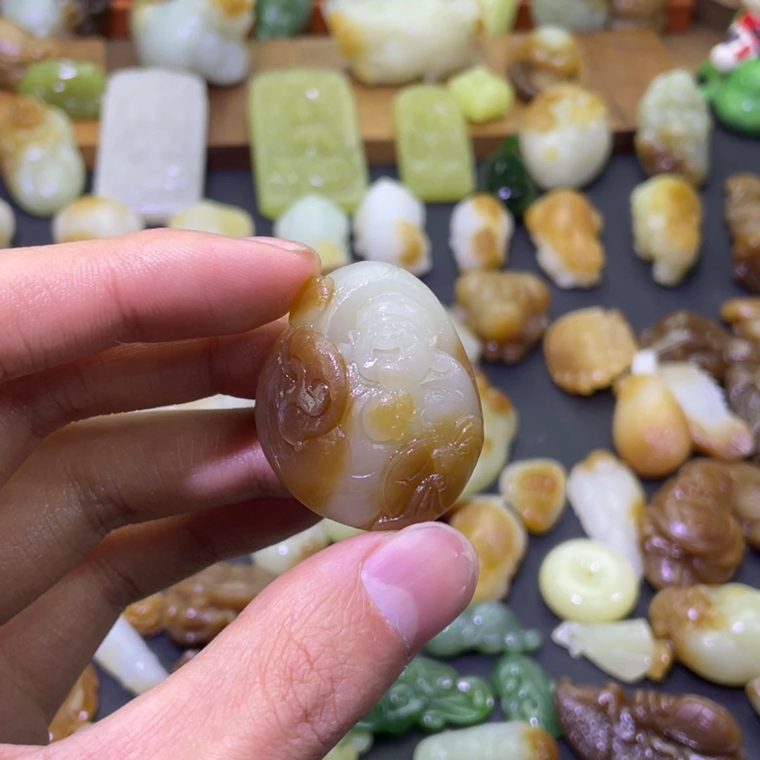 颈饰未镶嵌和田玉且末红糖财神吊坠