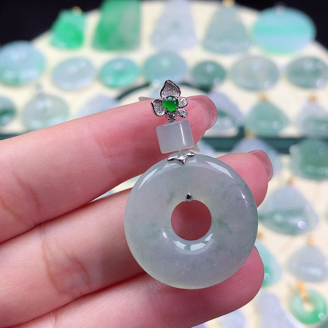 翡翠18K金镶嵌颈饰甜甜圈