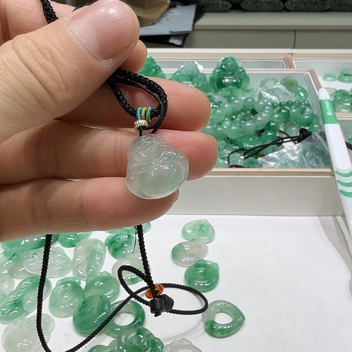 石英质玉颈饰合金胡*豆