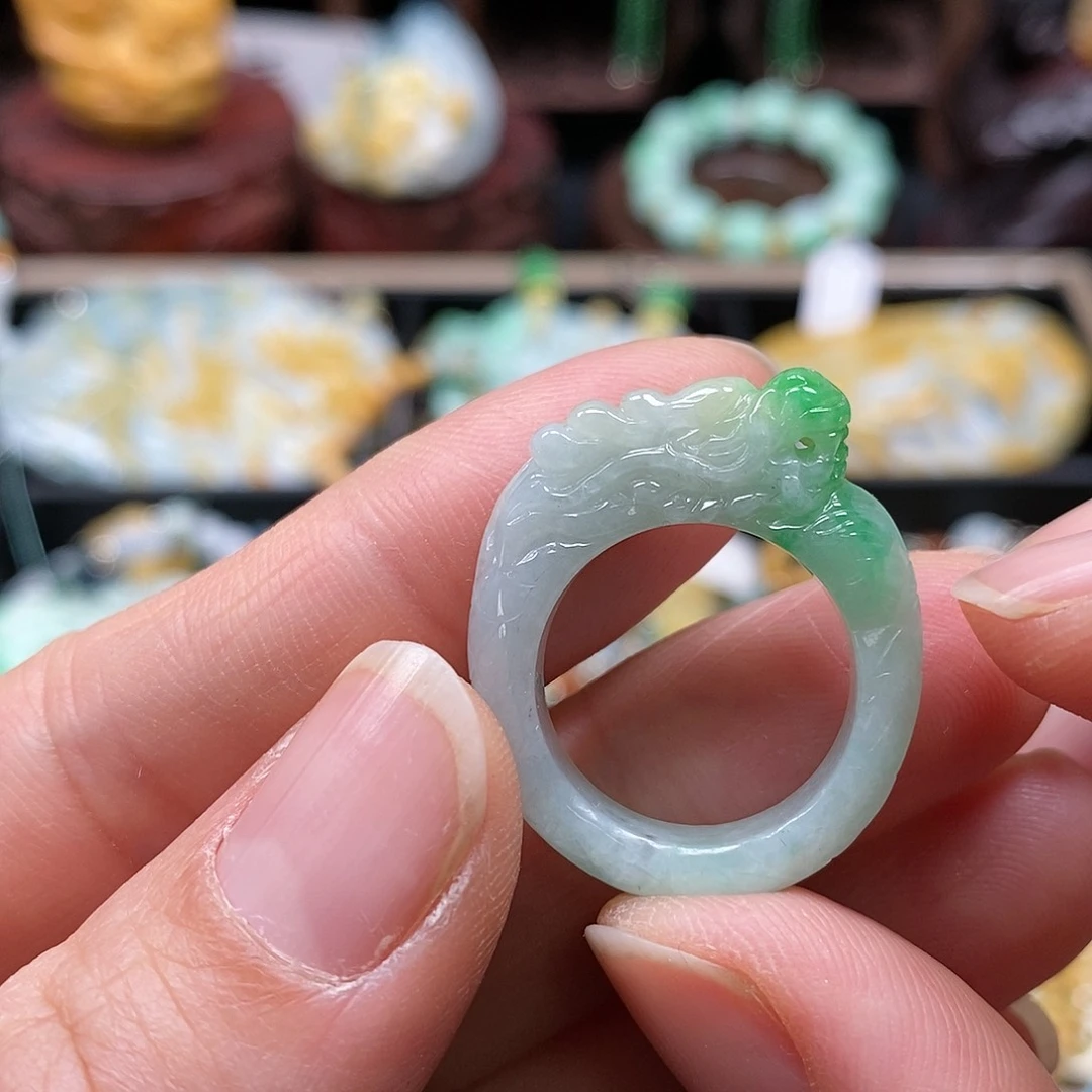 翡翠颈饰未镶嵌小*女