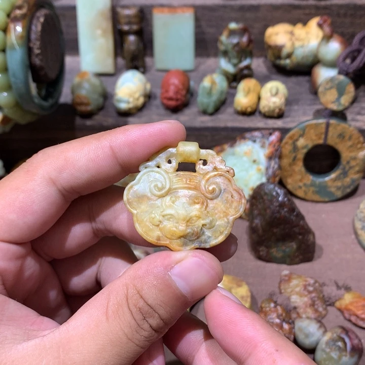 未镶嵌岫岩河磨玉(透闪石质玉)挂件