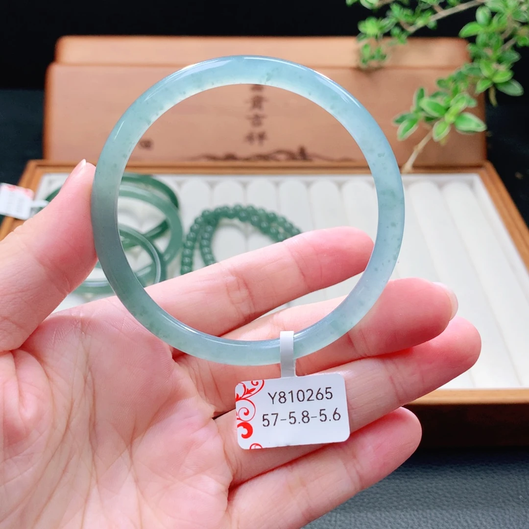 未镶嵌手镯（圆镯）翡翠