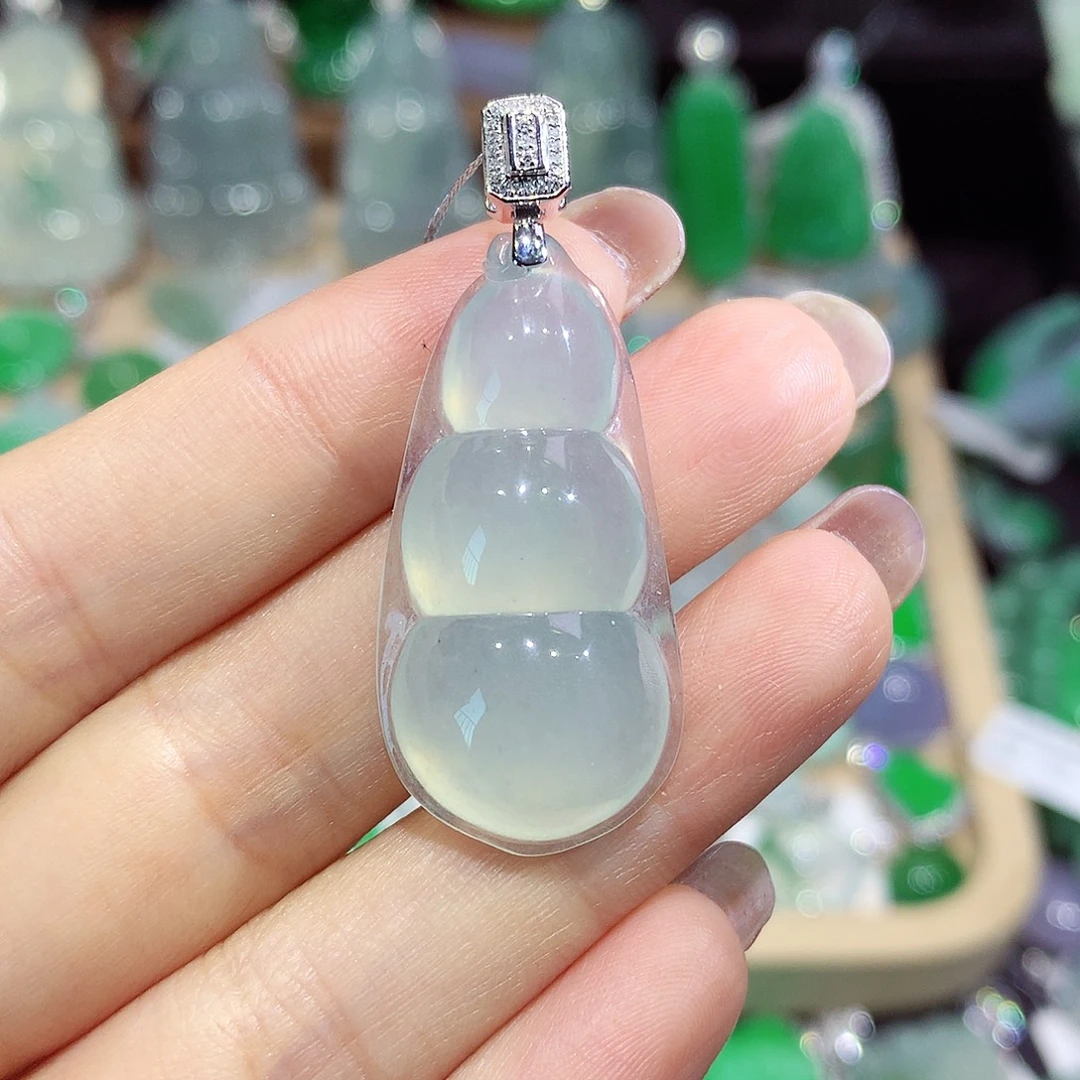 翡翠18K金镶嵌颈饰豆