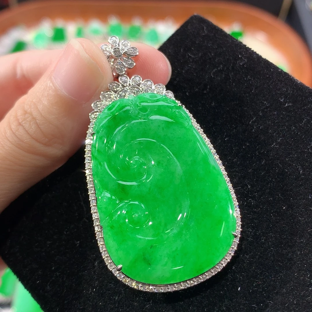 翡翠18K金镶嵌颈饰