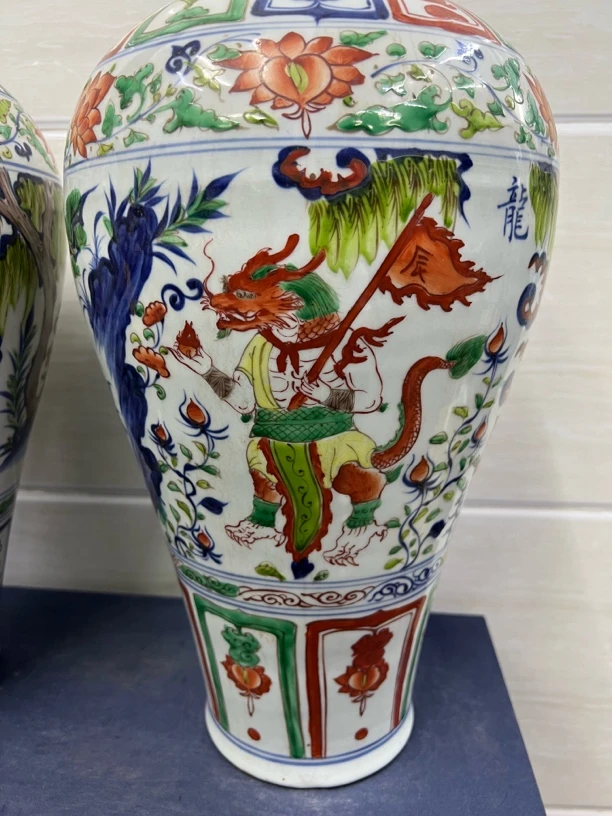 元老师六年御用御笔五彩十二生肖梅瓶