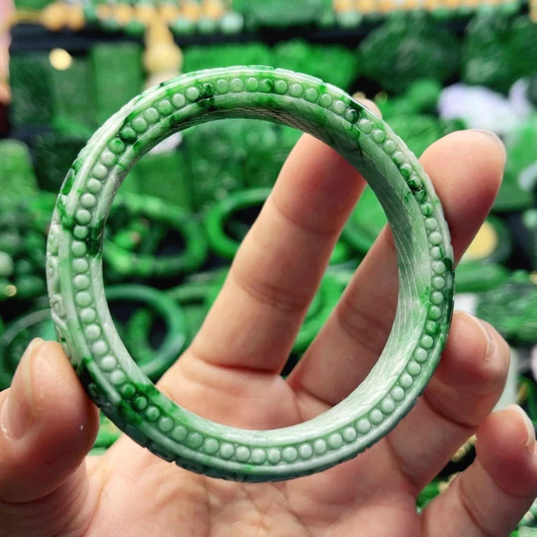 翡翠未镶嵌颈饰手镯