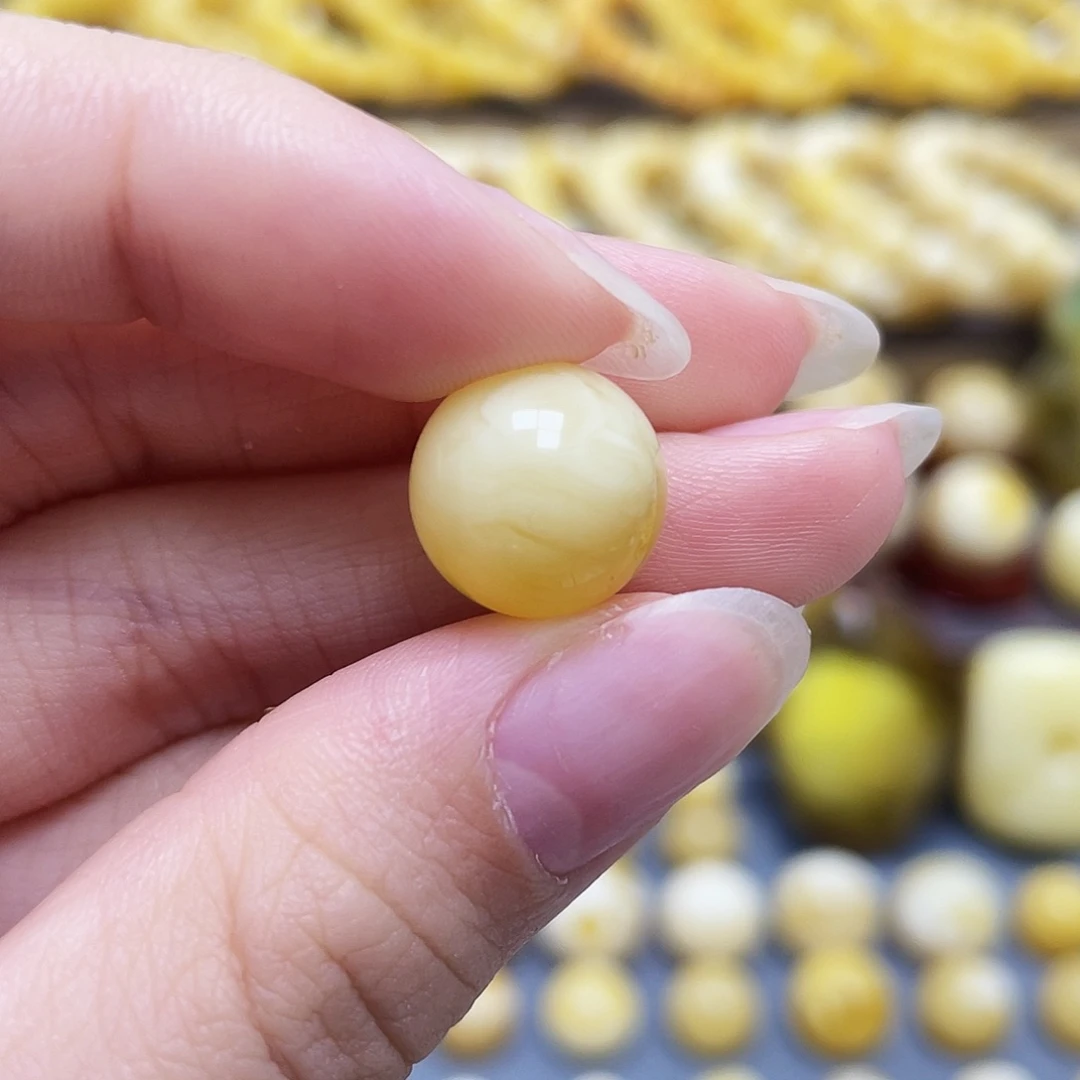 未镶嵌琥珀裸石12.6mm圆珠瑕疵
