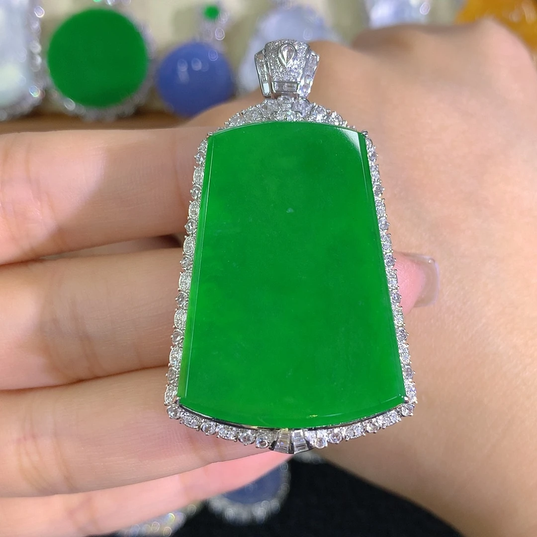 翡翠18K金镶嵌颈饰无事牌