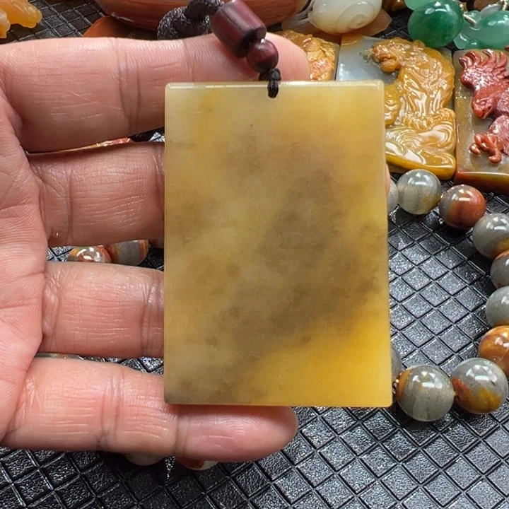 石英质玉(黄龙玉)颈饰未镶嵌