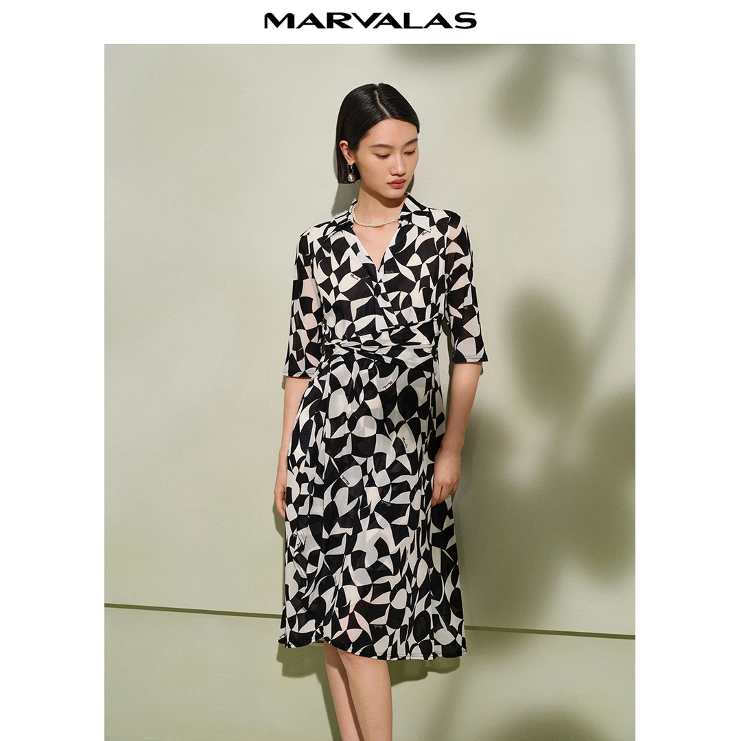 【九月专属】曼德诗新款连衣裙春松紧腰黑白撞色时尚长裙M534204011