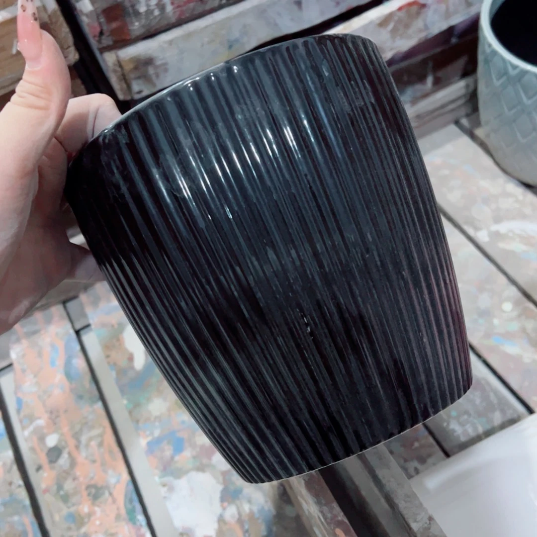 有孔，陶瓷花盆满10米包邮发货。