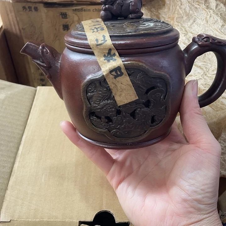 茶壶紫砂原矿泥料手工制作的一把紫砂壶。